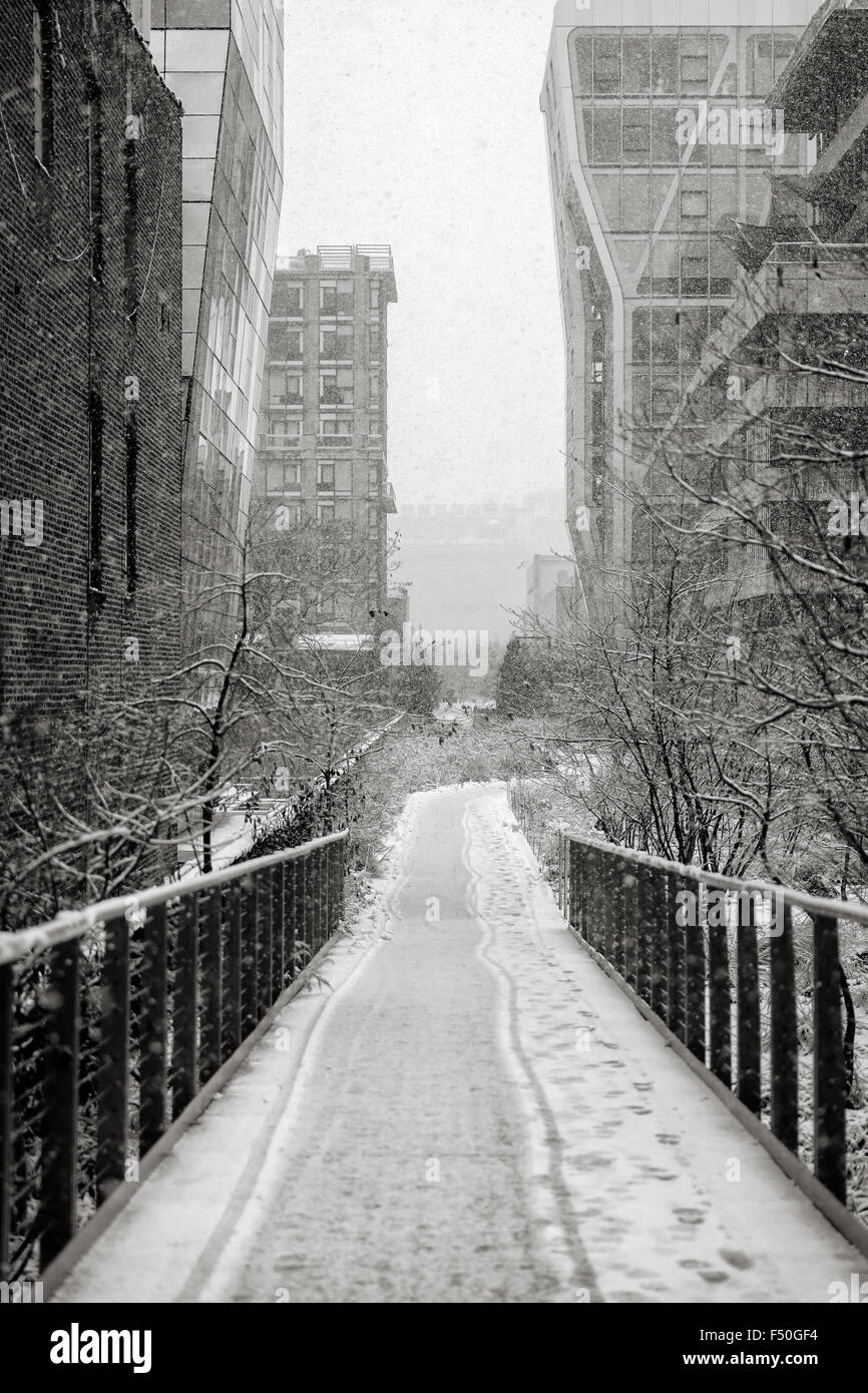 Chelsea High Line durante una nevada. Vista invernal de Manhattan de la antena del greenway en el corazón de la ciudad de Nueva York Foto de stock