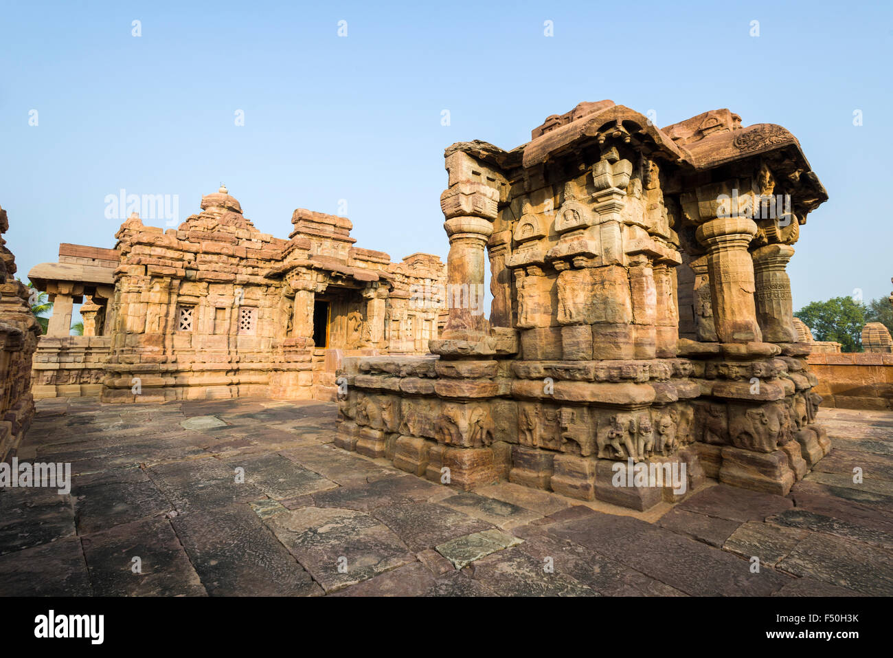 El templo virupaksha es parte de la antigua capital de la dinastía chalukya kisuvolal entre el 7º y 9º siglos, ahora Foto de stock