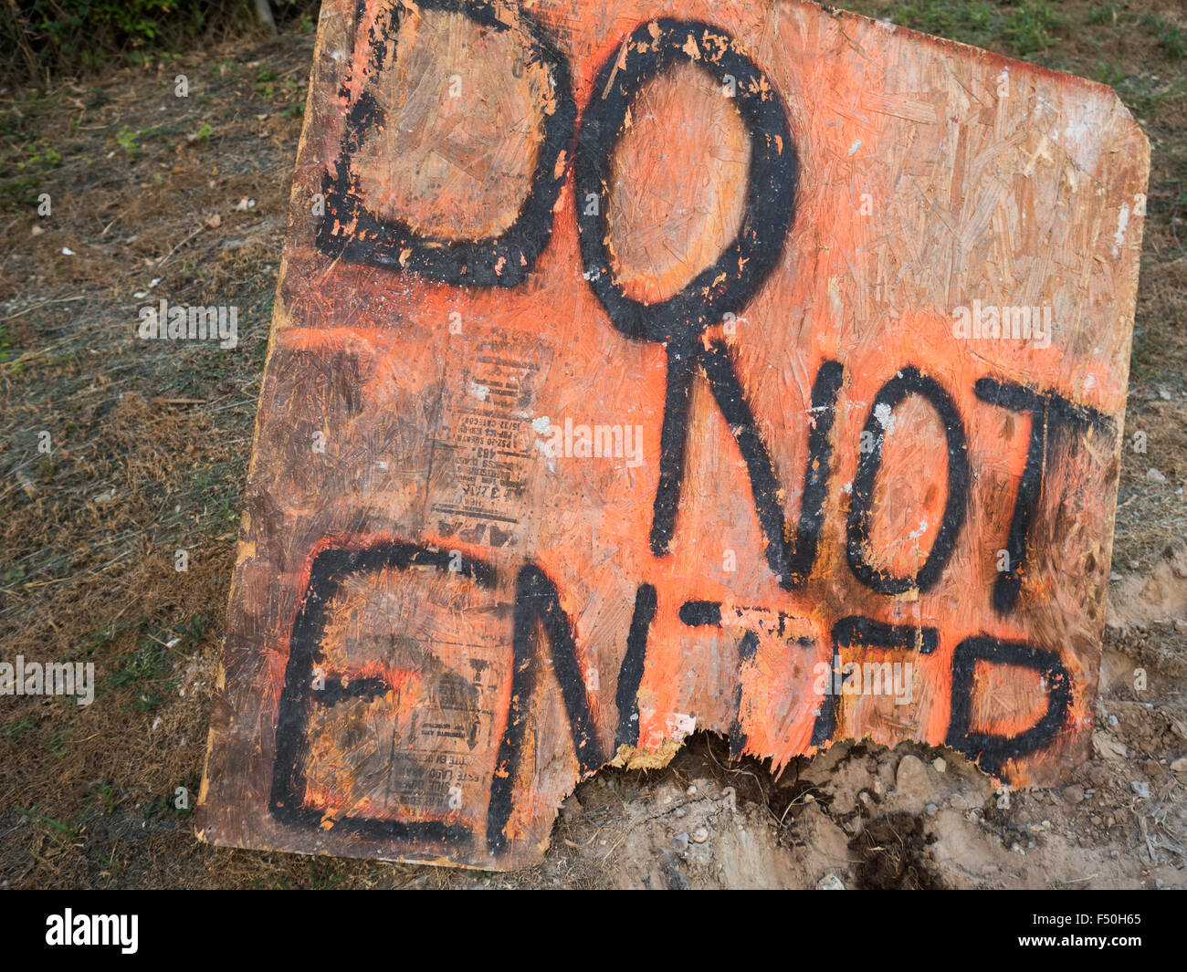 Un improvisado "no entrar" signo escrito en un pedazo roto de la partícula board Foto de stock