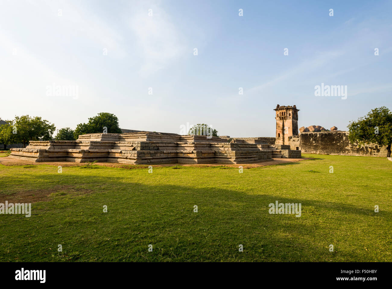 El sótano del palacio de Queens, una parte de las ruinas del antiguo imperio vijayanagara, que fue establecida en 1336 por harih Foto de stock