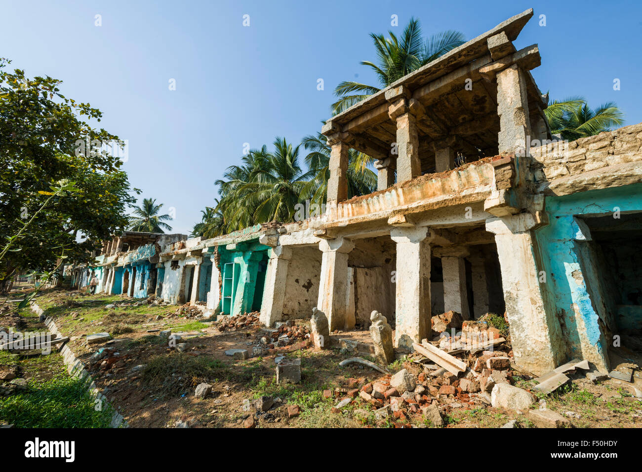 Templos, utilizado para la vida de la gente local, son cada vez restaurado como parte de las ruinas del antiguo imperio vijayanagara, que w Foto de stock