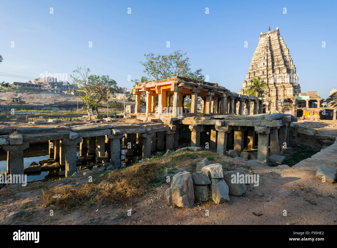 Templos, utilizado para la vida de la gente local, son cada vez restaurado como parte de las ruinas del antiguo imperio vijayanagara, que w Foto de stock