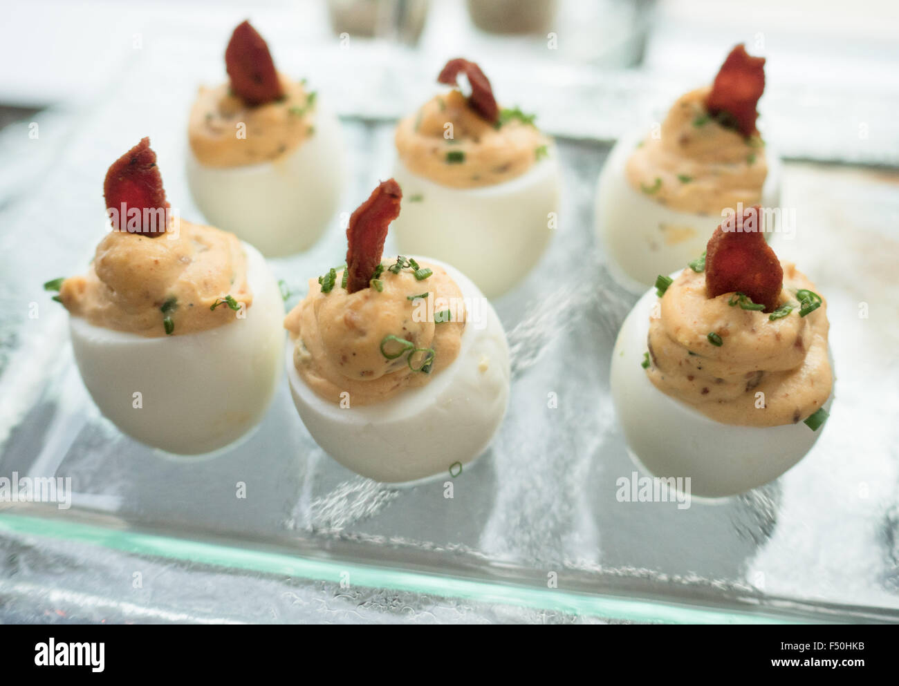 Deviled huevos con tocino para decorar Foto de stock