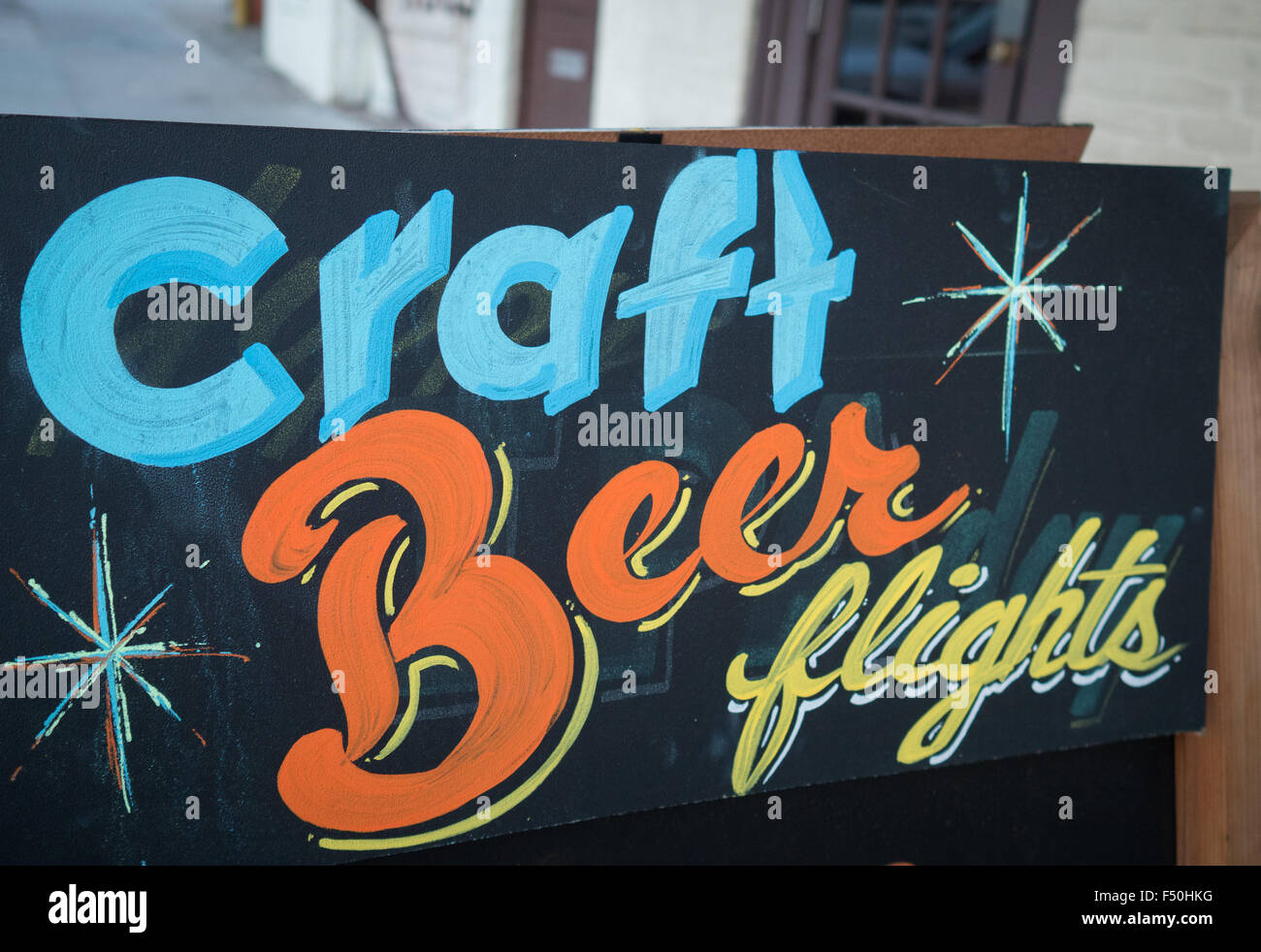 Cerveza artesanal vuelos firmar fuera de un bar en Austin, Texas Foto de stock