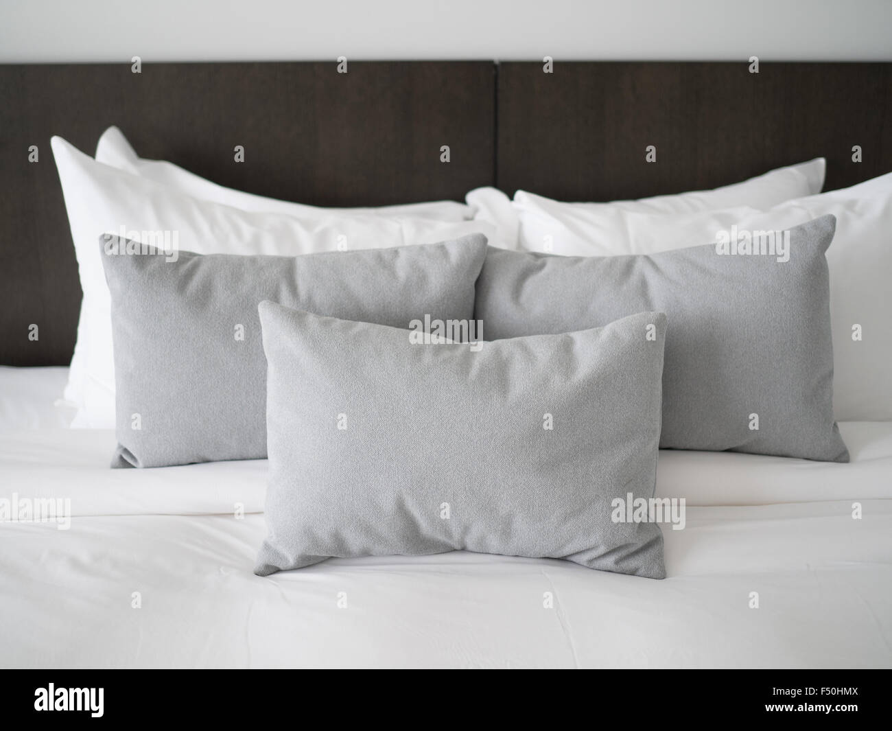 Decorative pillows bed fotografías e imágenes de alta resolución - Alamy