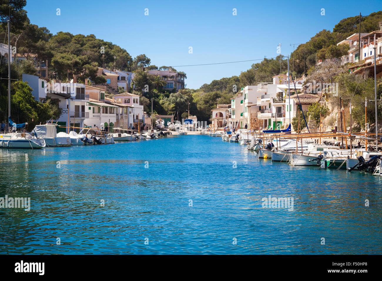 Barcos en el puerto de Cala Figueira, Mallorca Foto de stock