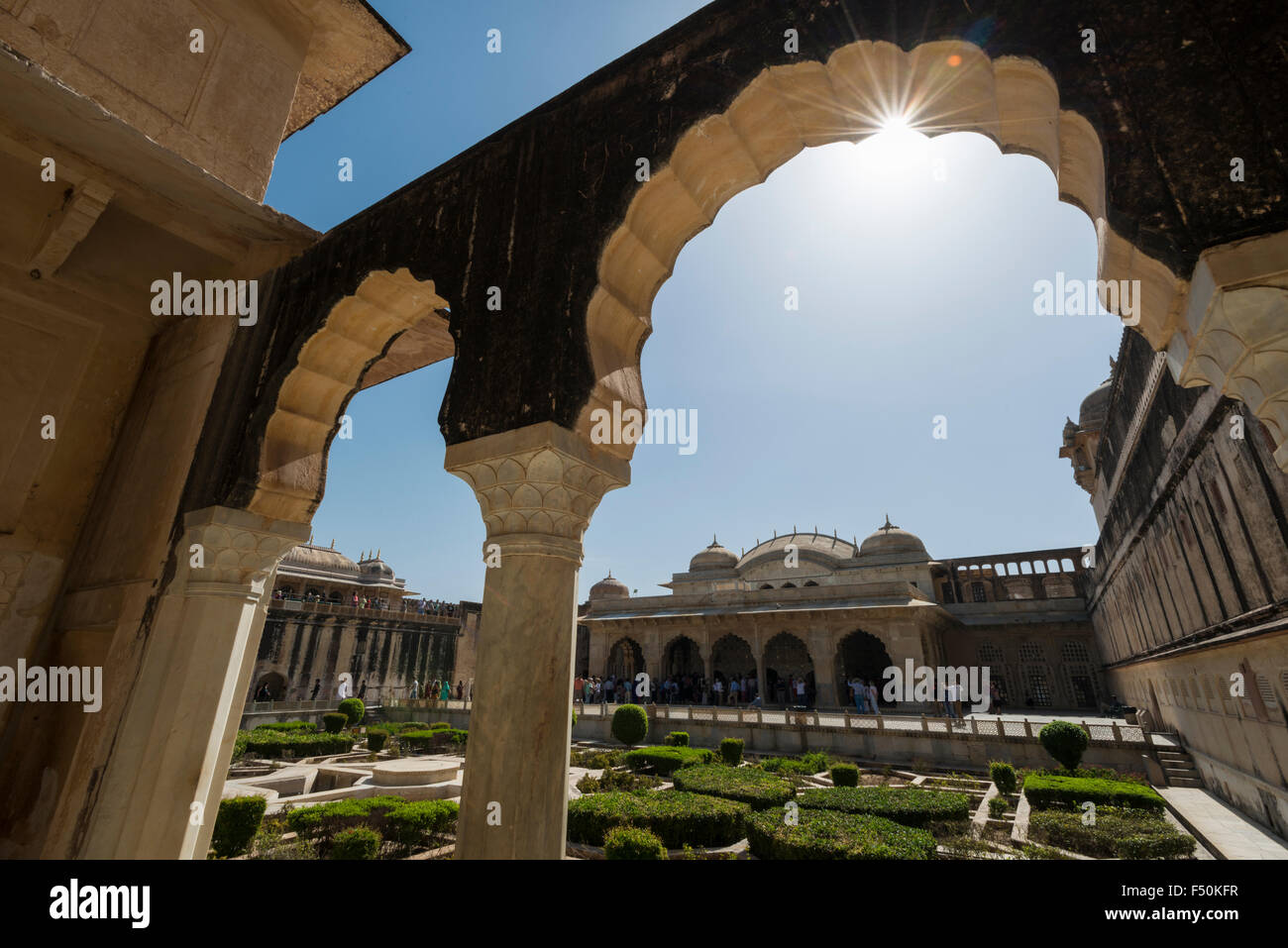 Arcos y jardines en el patio interior de los palacios privados de los maharajáes en Fuerte Amber Foto de stock