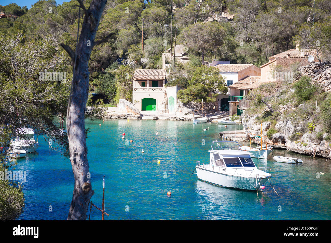Barcos en el puerto de Cala Figueira, Mallorca Foto de stock