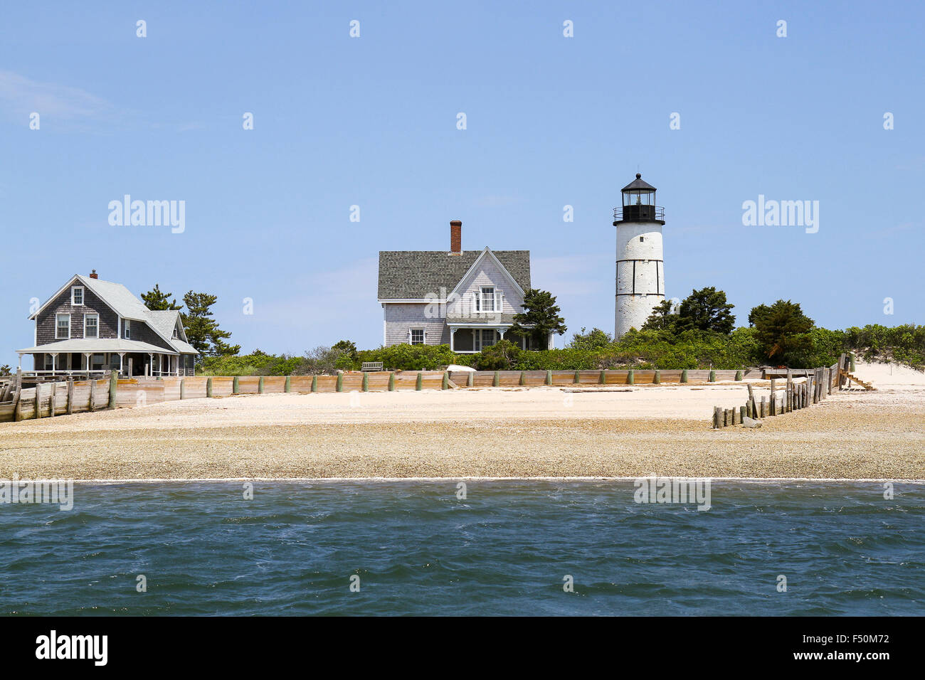 Sandy Neck Beach's Cottage colonia y faro visto desde el agua, en Cape Cod, Massachusetts Foto de stock