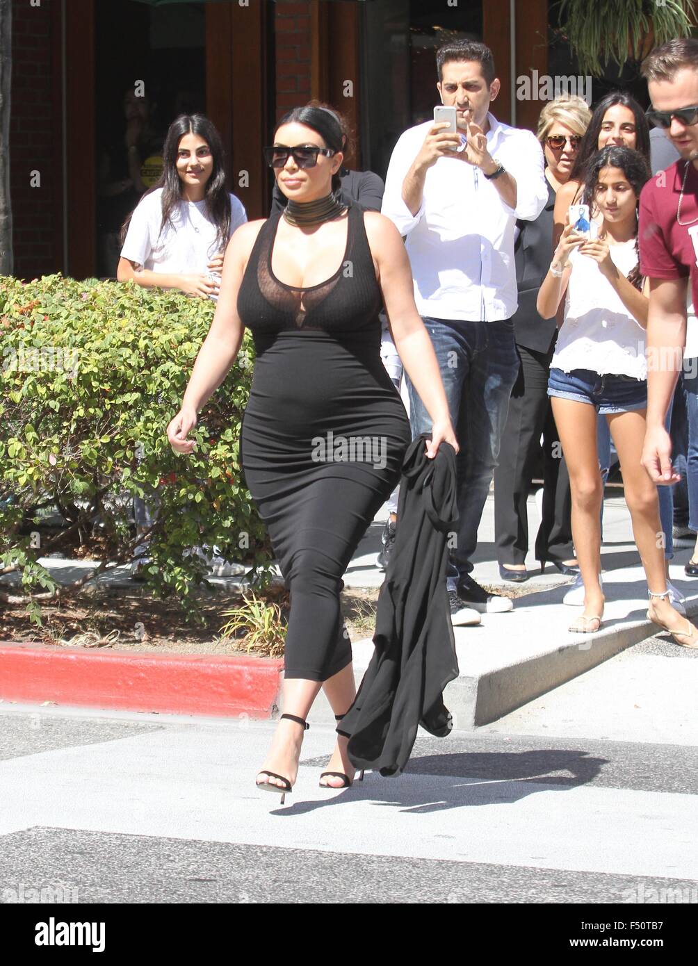 Kim Kardashian permanece chic en un vestido negro como ella tiene la comida  con un amigo en La Scala en Beverly Hills con: Kim Kardashian donde: Los  Angeles, California, Estados Unidos cuando: