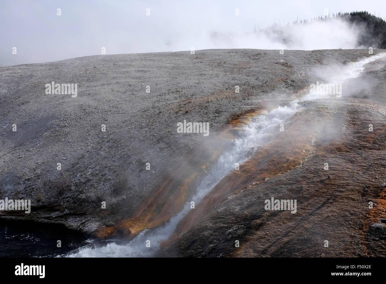 El escurrimiento en Río Firehole cerca del géiser Excelsior cráter en el Parque Nacional Yellowstone, Wyoming Foto de stock