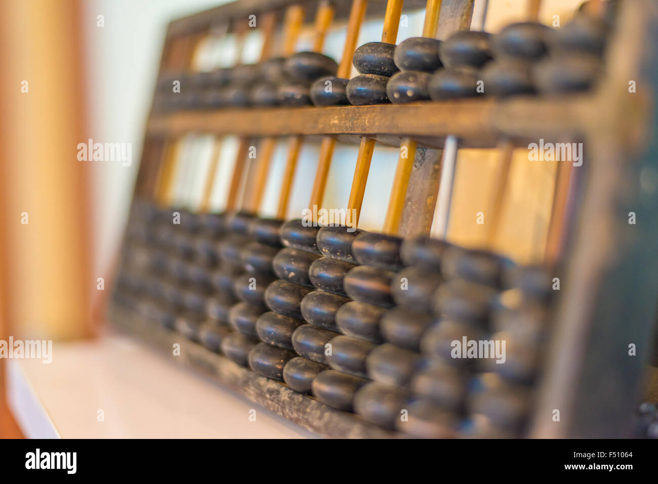 Abacus colocado sobre la mesa en una tienda de antigüedades. Foto de stock