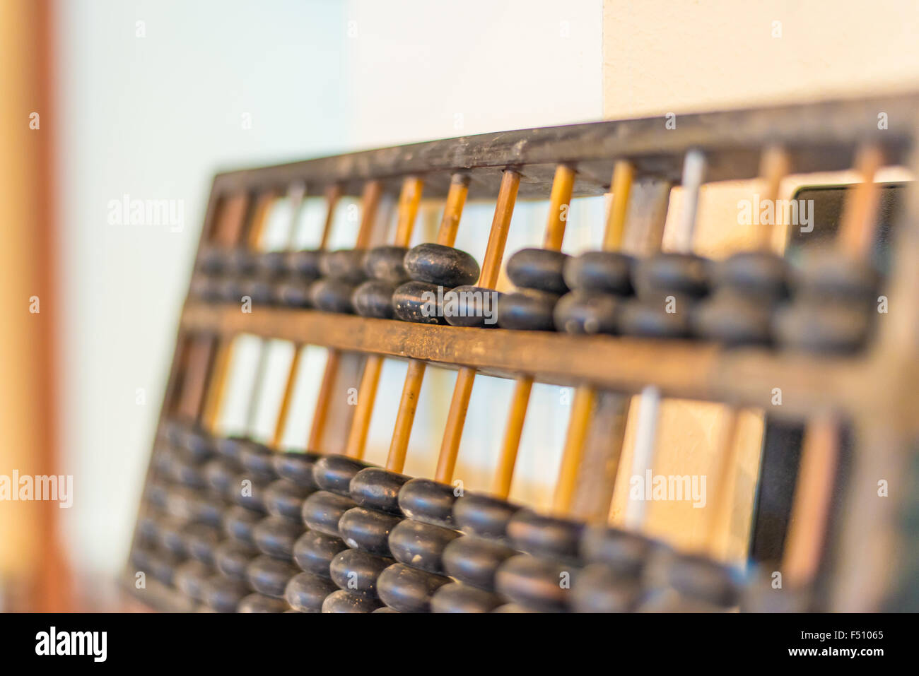 Abacus colocado sobre la mesa en una tienda de antigüedades. Foto de stock