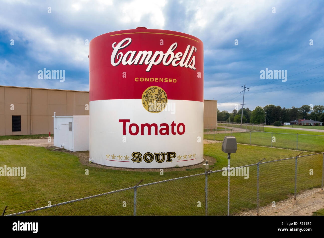 Sopa de tomate gigante puede fuera de Campbell Soup Co Alimentación fábrica de Napoleón Ohio US Foto de stock