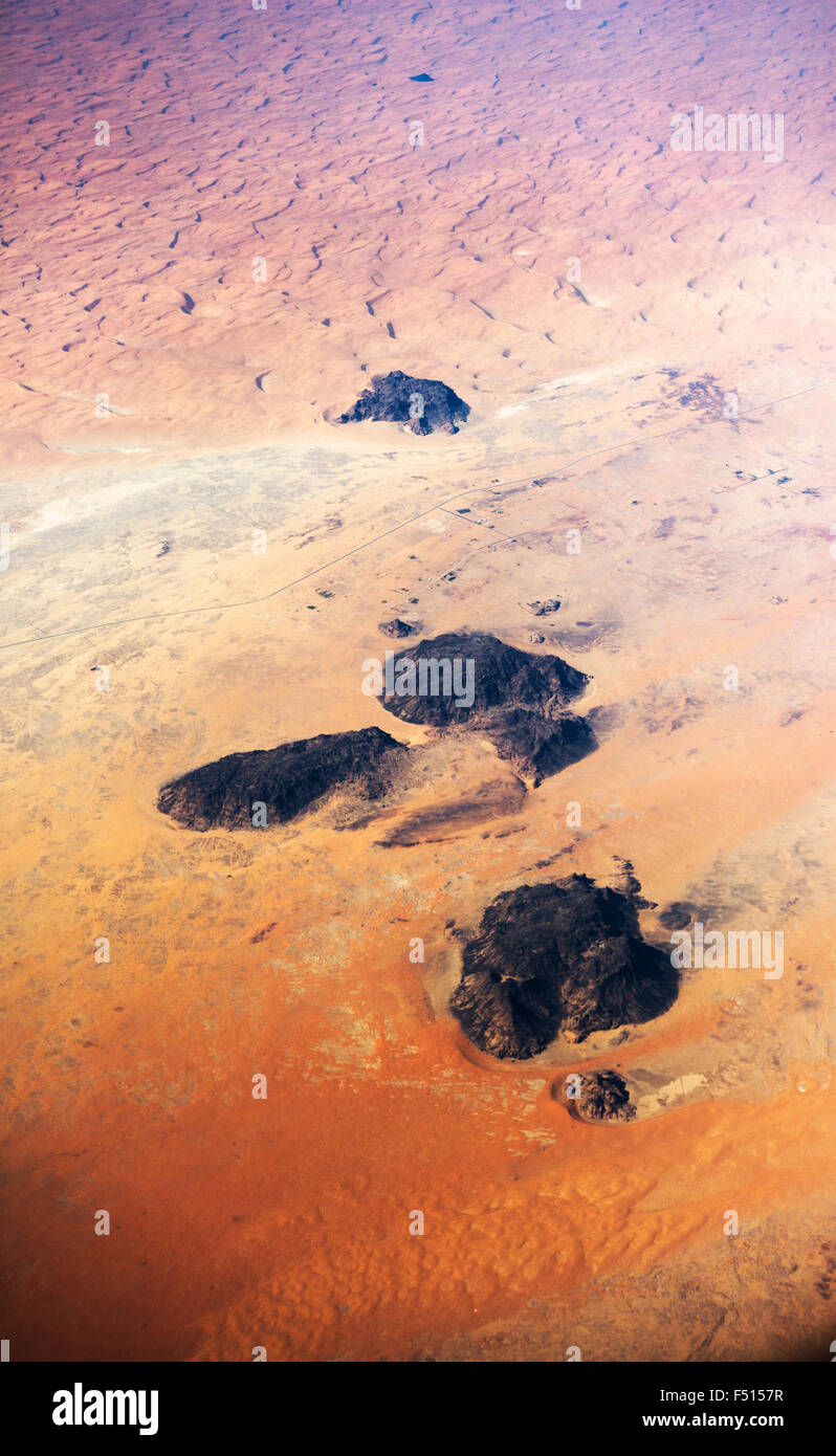 Hermosos paisajes desérticos como visto desde arriba el desierto arábigo. Foto de stock