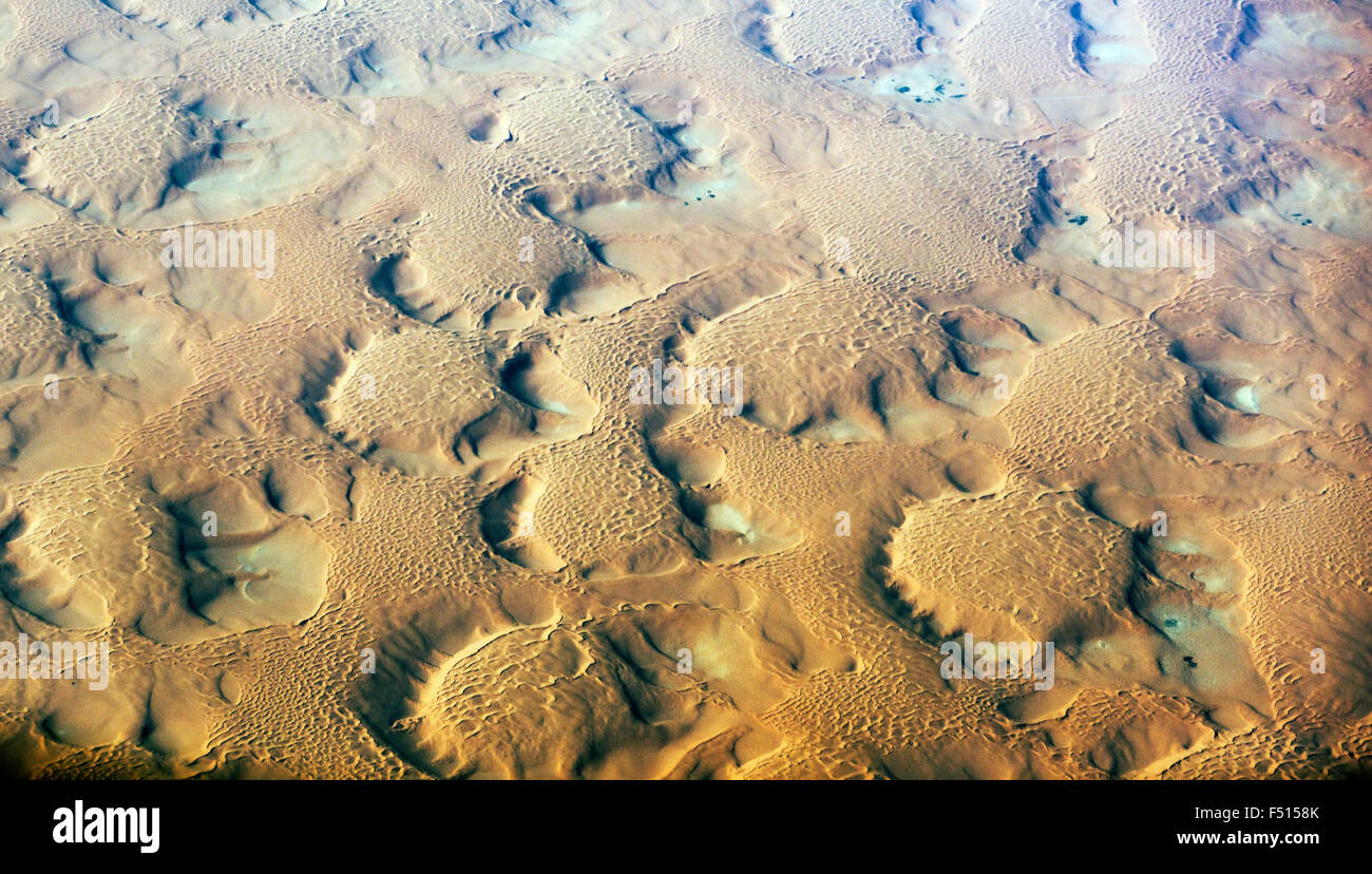 Hermosos paisajes desérticos como visto desde arriba el desierto arábigo. Foto de stock