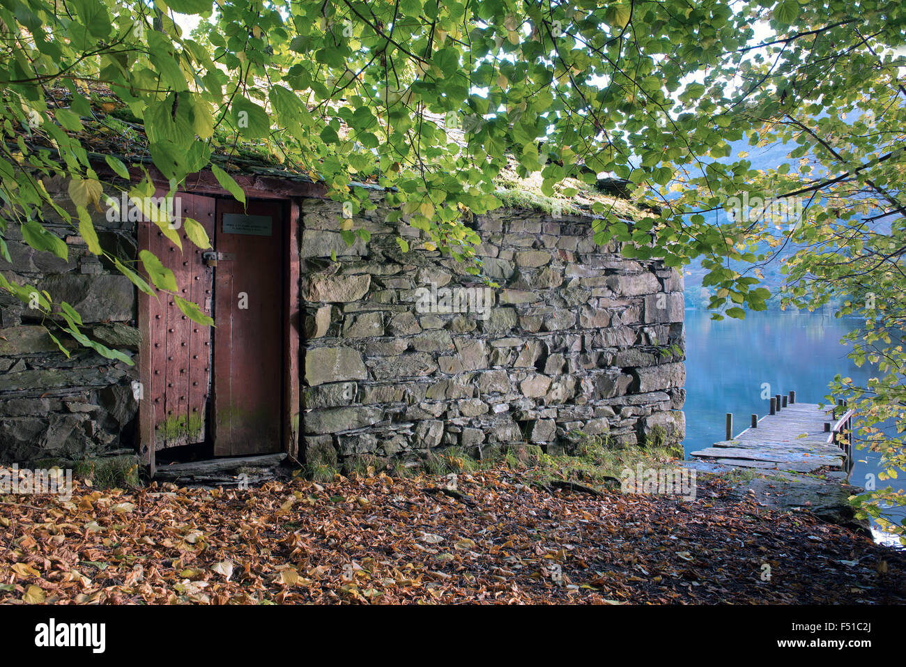 El Boathouse y del embarcadero del lago Ullswater, el Lake District National Park, Cumbria, Inglaterra, Reino Unido, Gb Foto de stock