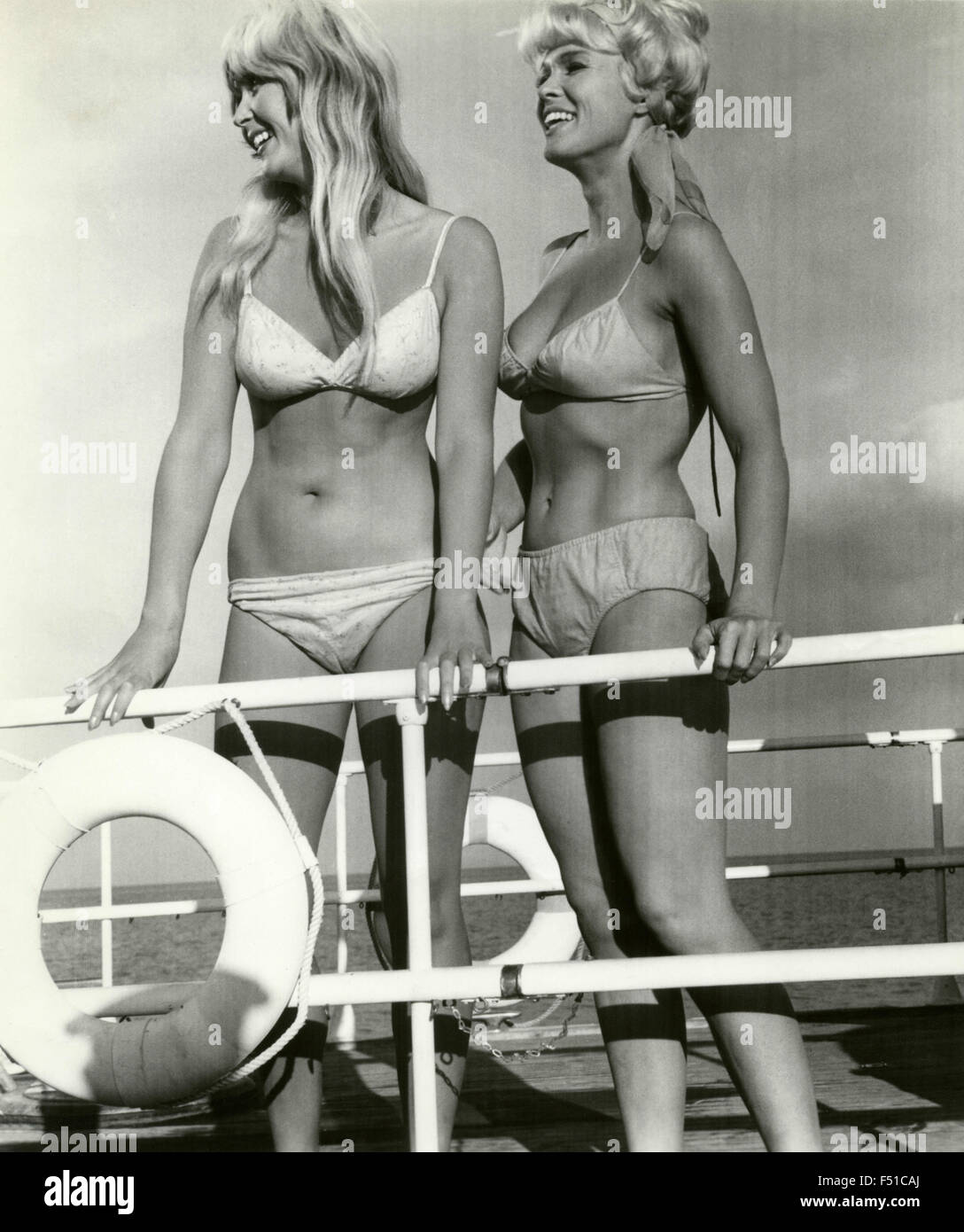 Dos chicas en bikini en una escena de la película "Easy, Easy go', EE.UU  Fotografía de stock - Alamy