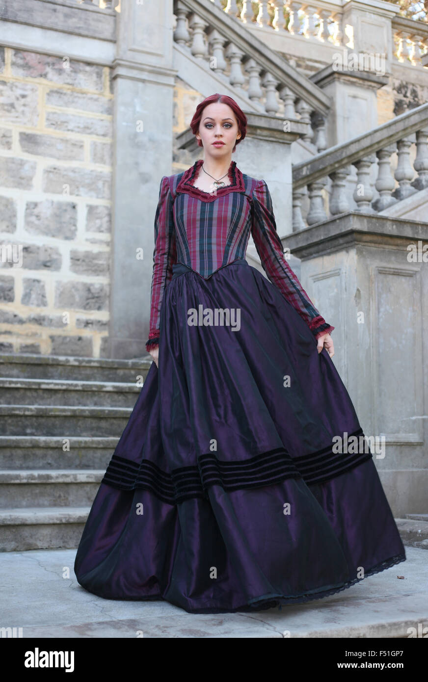 Retrato de una hermosa niña de cabello rojo vistiendo ropa gótica victoriana  inspirado Fotografía de stock - Alamy