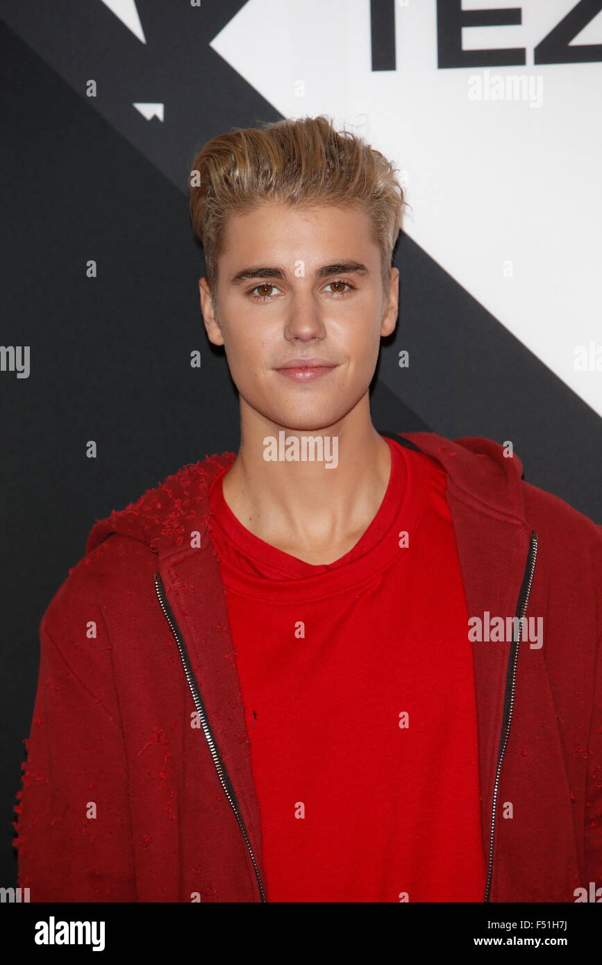 Milán, Italia. 25 Oct, 2015. El cantante canadiense Justin Bieber llega para los MTV Europe Music Awards (EMAs) 2015 en el Mediolanum Forum de Assago, cerca de Milán, Italia, del 25 de octubre de 2015. Foto: Hubert Boesl/dpa/Alamy Live News Foto de stock