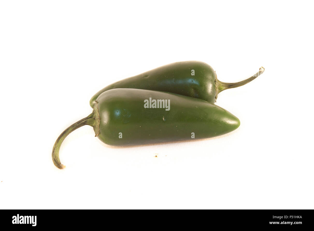 Dos aislados, jalapeños verdes sobre fondo blanco Fotografía de stock
