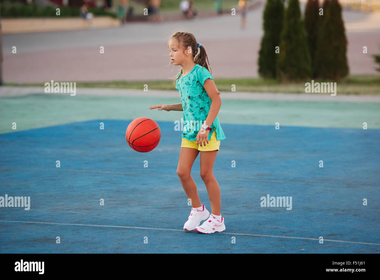 Niña jugando basket fotografías e imágenes de alta resolución - Alamy