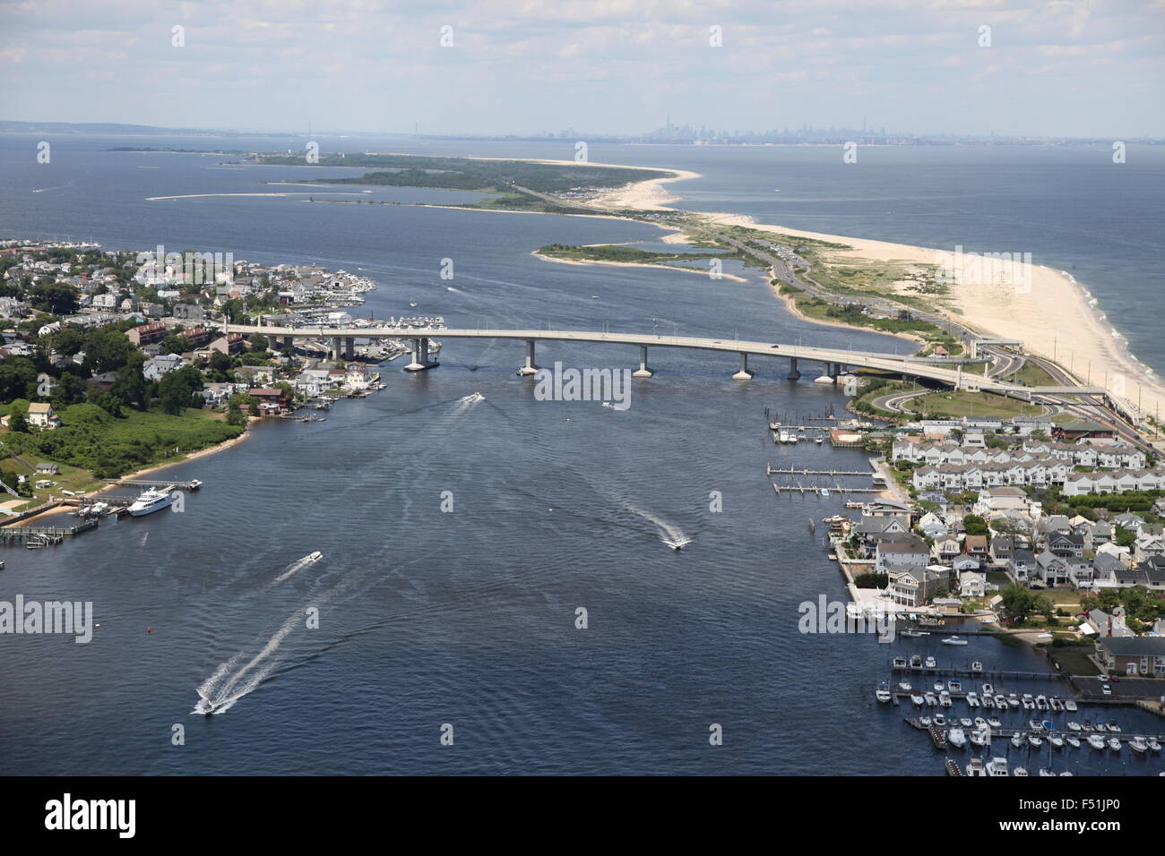 Vista aérea del mar brillante y el puente sobre el río Navesink y Sandy Hook, en Nueva Jersey (post huracán arenoso) Foto de stock