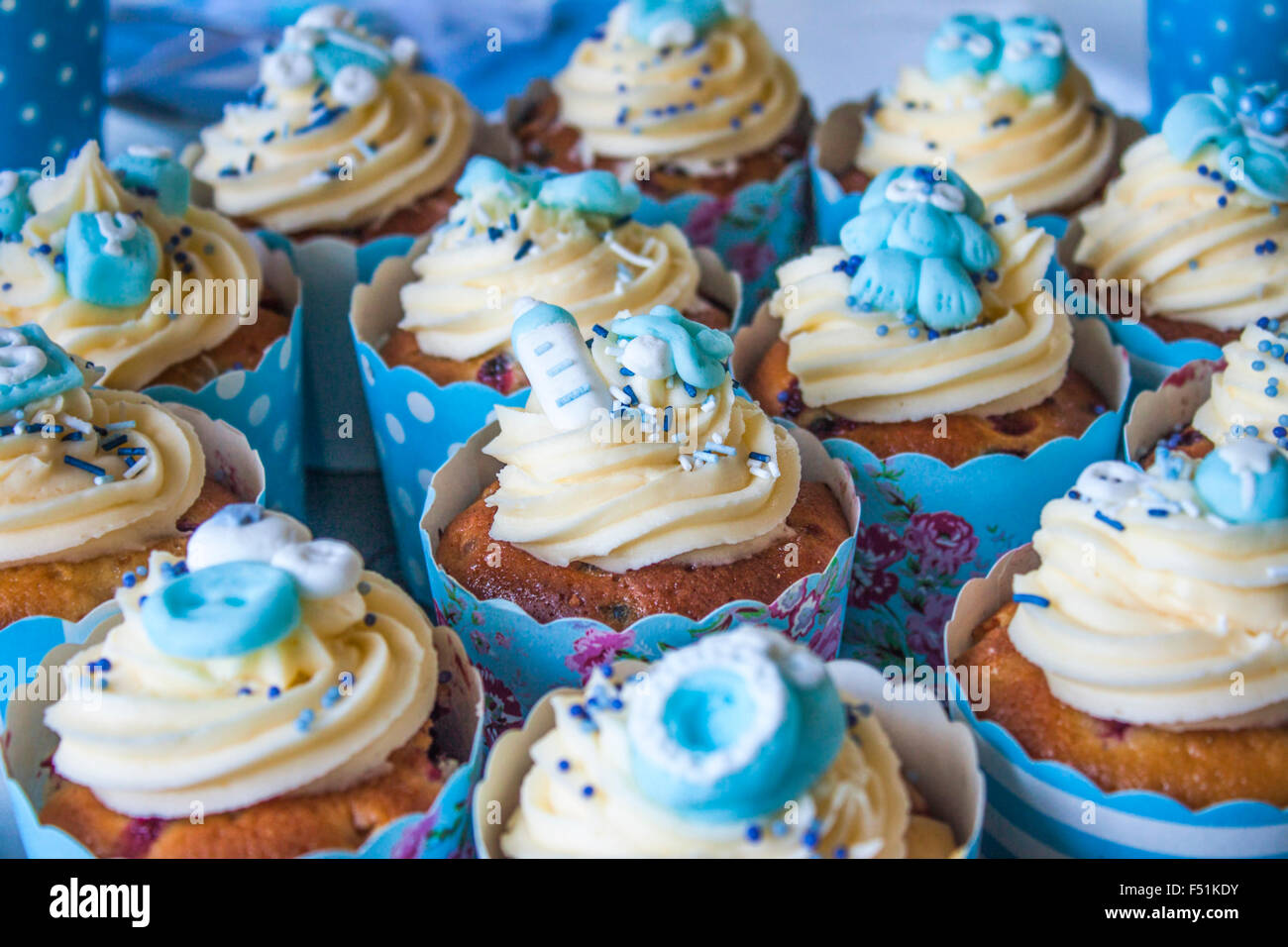 Blue baby shower Cup Cakes, con diferentes decoraciones de estilo bebé  Fotografía de stock - Alamy