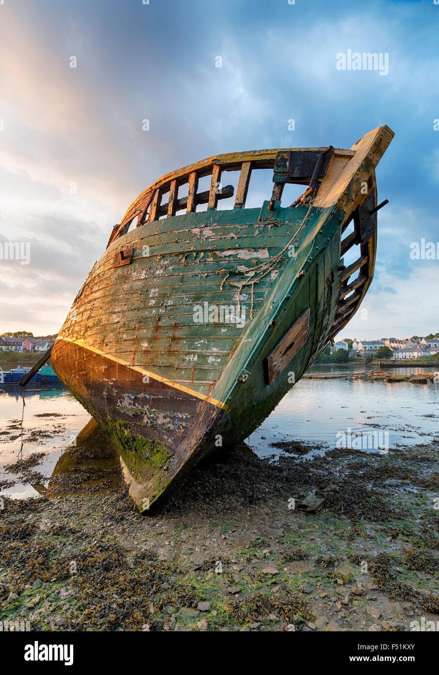 Un antiguo naufragio descansando en las orillas del Lago Hooe en Plymouth en Devon Foto de stock