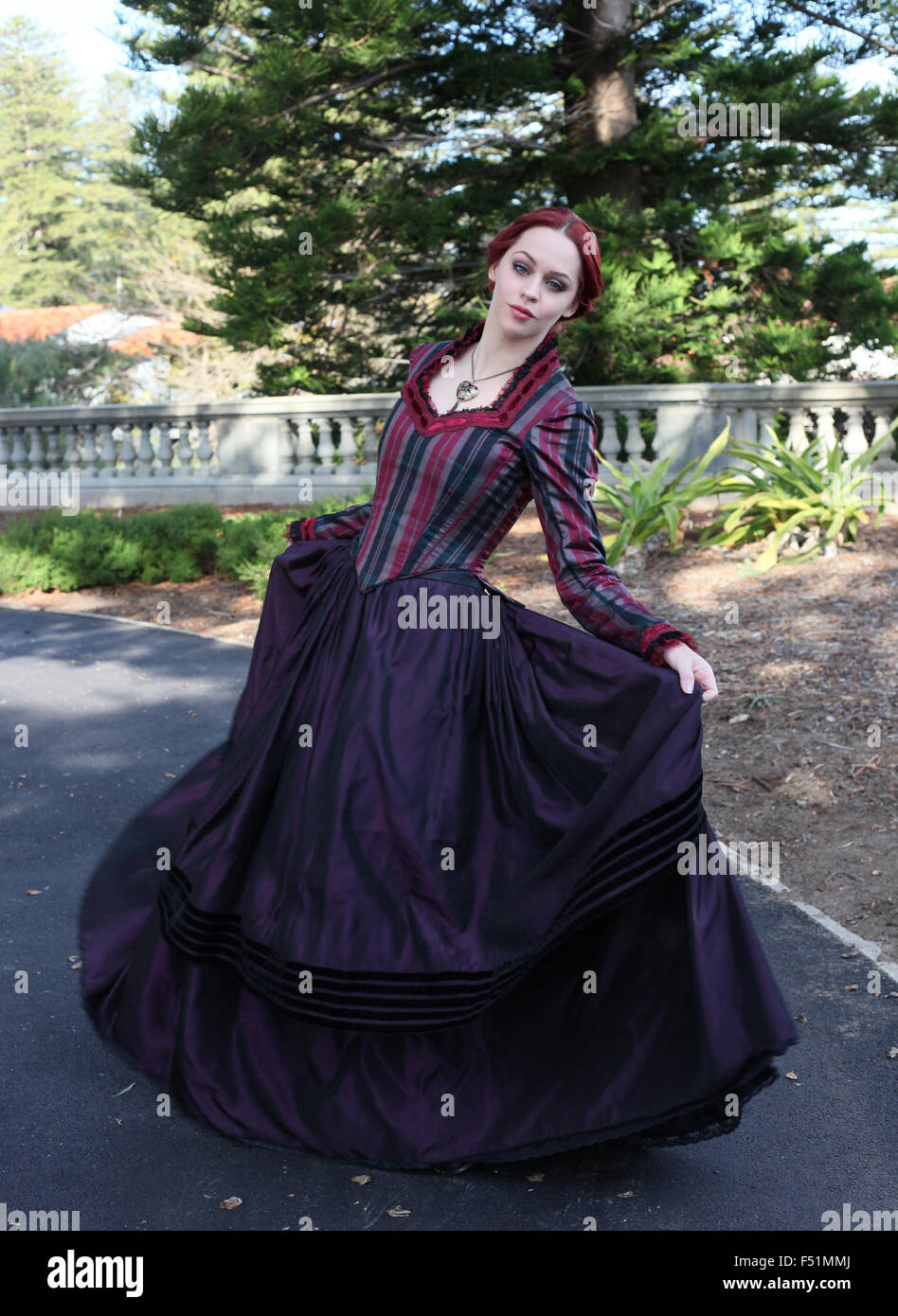 Retrato de una hermosa niña de cabello rojo vestidos inspiración gótica victoriana. ropa o romance era Fotografía de stock -