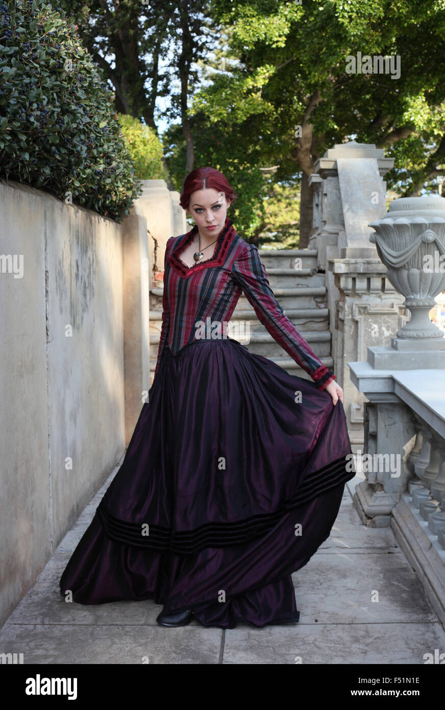 Retrato de una hermosa niña de cabello rojo vestidos inspiración gótica victoriana. ropa o romance era Fotografía de stock -