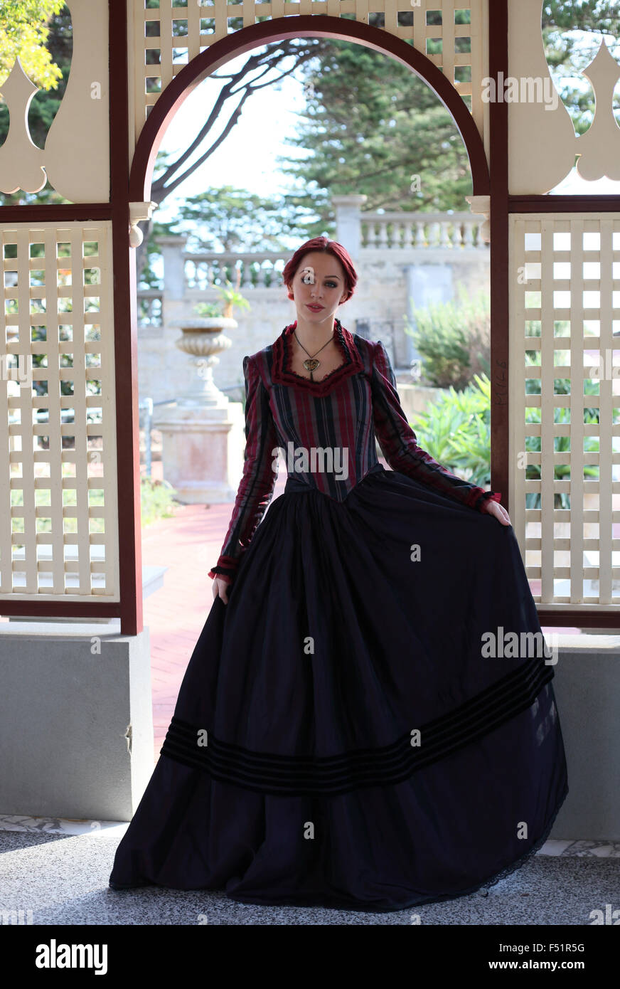 Retrato de una hermosa niña de cabello rojo vestidos de inspiración gótica  victoriana. ropa o vampiro romance histórico era Fotografía de stock - Alamy