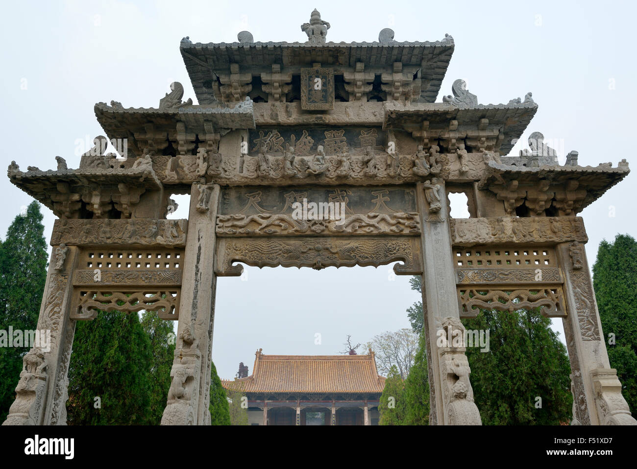 Heaven-Prestigious imponente arcada de piedra en el monte Hua Templo. Erigido en el periodo Wanli de la dinastía Ming. Foto de stock