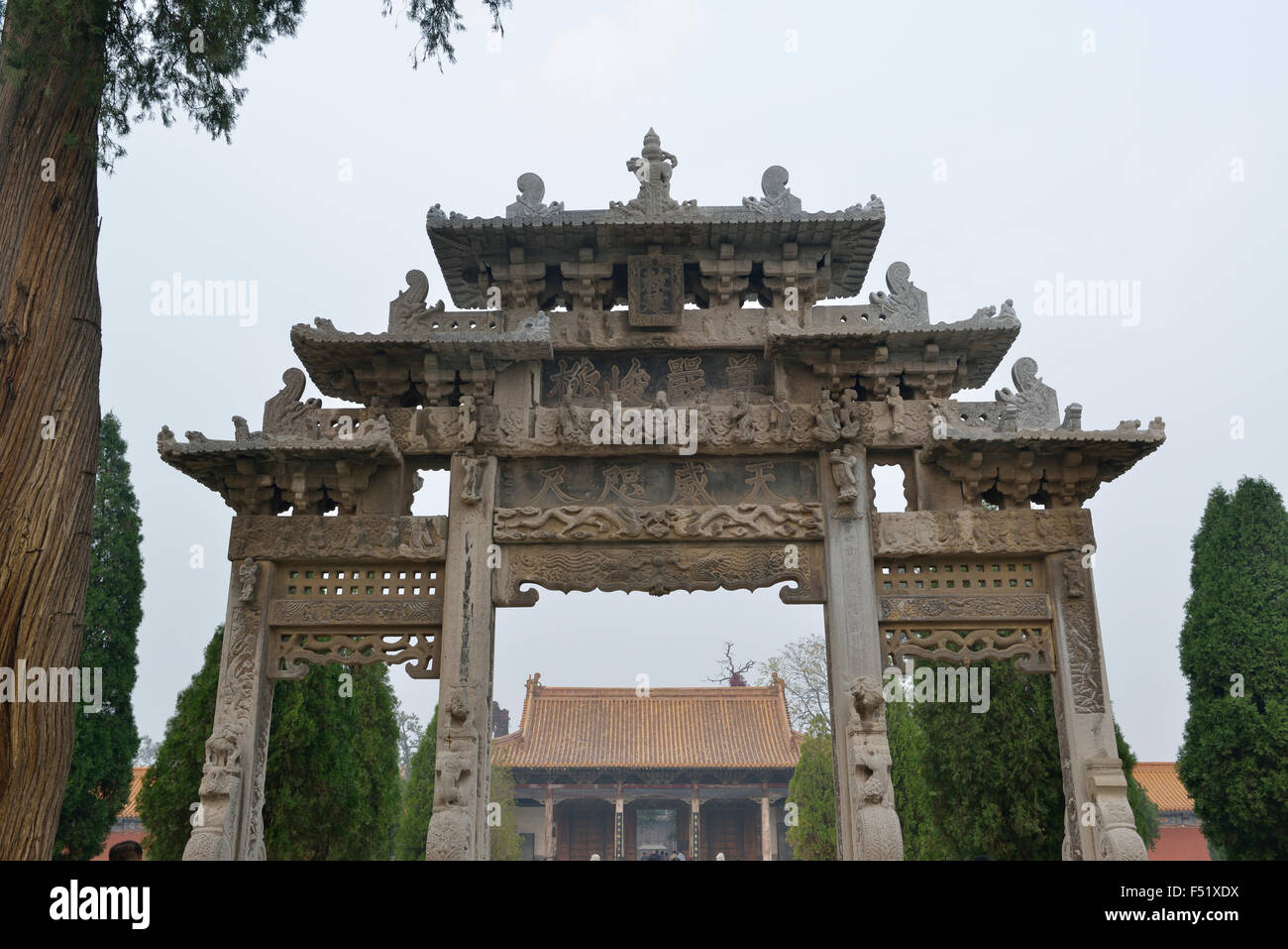 Heaven-Prestigious imponente arcada de piedra en el monte Hua Templo. Erigido en el periodo Wanli de la dinastía Ming. Foto de stock