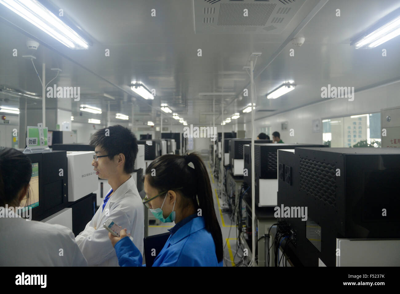 Máquinas de secuenciación génica en BGI（Beijing Genomics Institute), Shenzhen, China. Foto de stock
