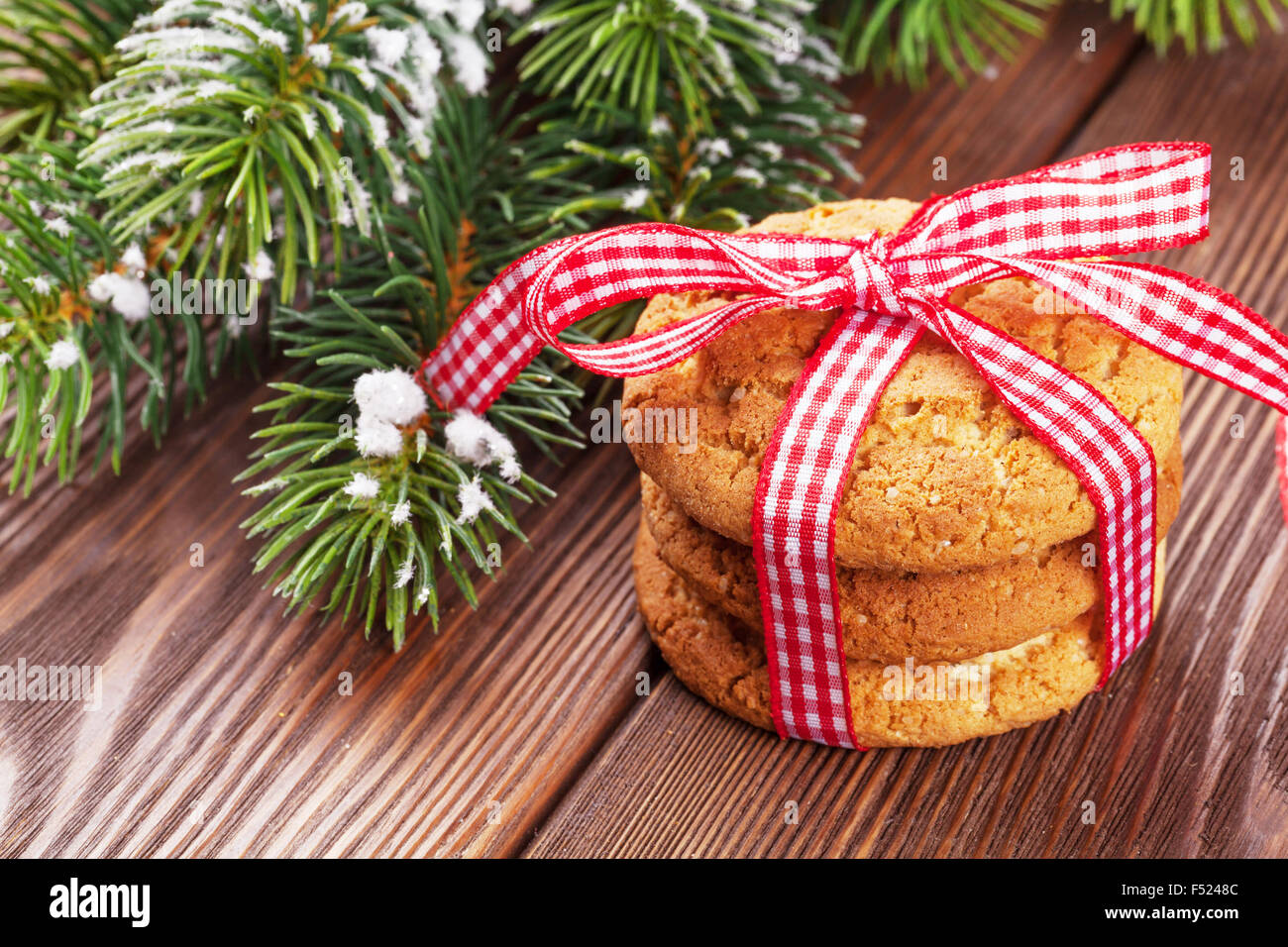 Configuración De La Mesa De Navidad. Decoración De Rama De Pino De Cubertería  Negra. Galletas De Jengibre Portavelas Y Vidrio Imagen de archivo - Imagen  de cocina, pino: 234088855