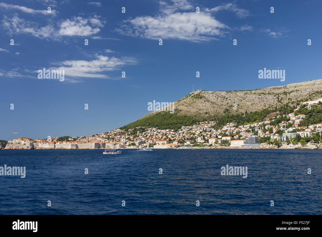 Vista de la ciudad de Dubrovnik y monte Srd desde el mar en Dubrovnik, Croacia. Copie el espacio. Foto de stock