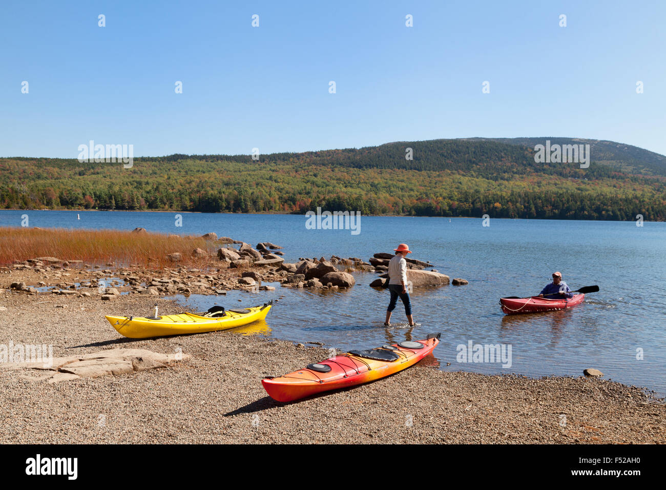 Canotaje y Kayak, Eagle Lake, el Parque Nacional de Acadia, Maine, EE.UU. Foto de stock