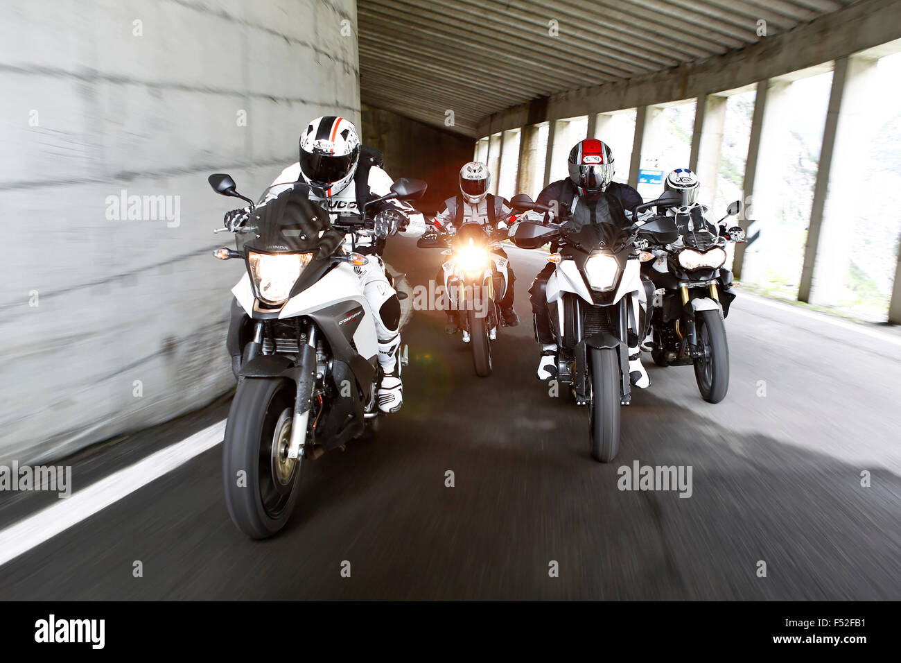Grupo de motocicletas, las Enduros, frontal, grupo, moviéndose en la pesadilla del túnel, Foto de stock