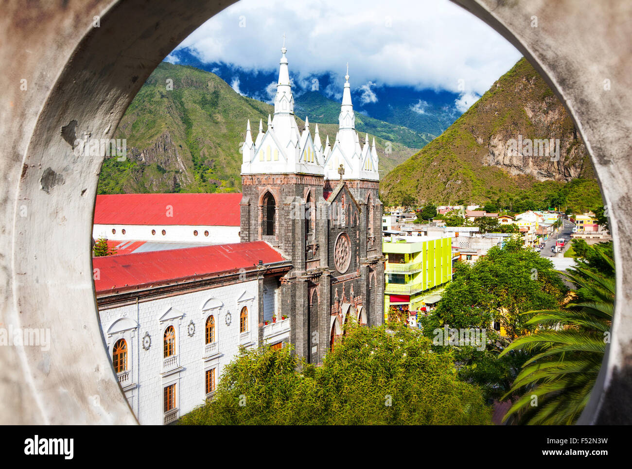 La Basílica de Nuestra Señora del Rosario de Agua Santa Banos Ecuador Foto de stock