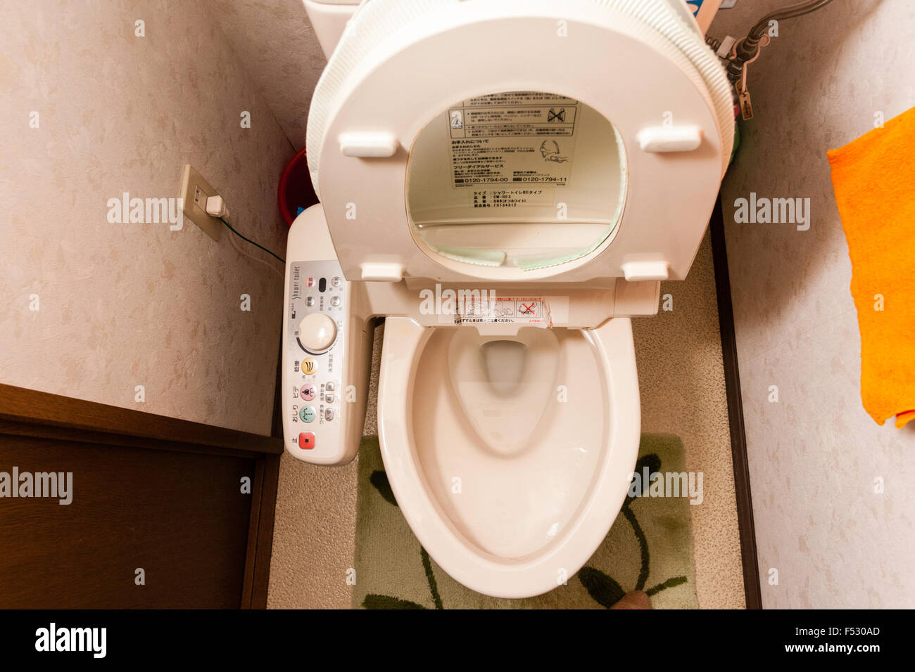 Japonés wc, lavabo. Asiento hacia arriba. Ángulo alto-vista mirando hacia  abajo en el wc eléctrico y el panel de control lateral Fotografía de stock  - Alamy
