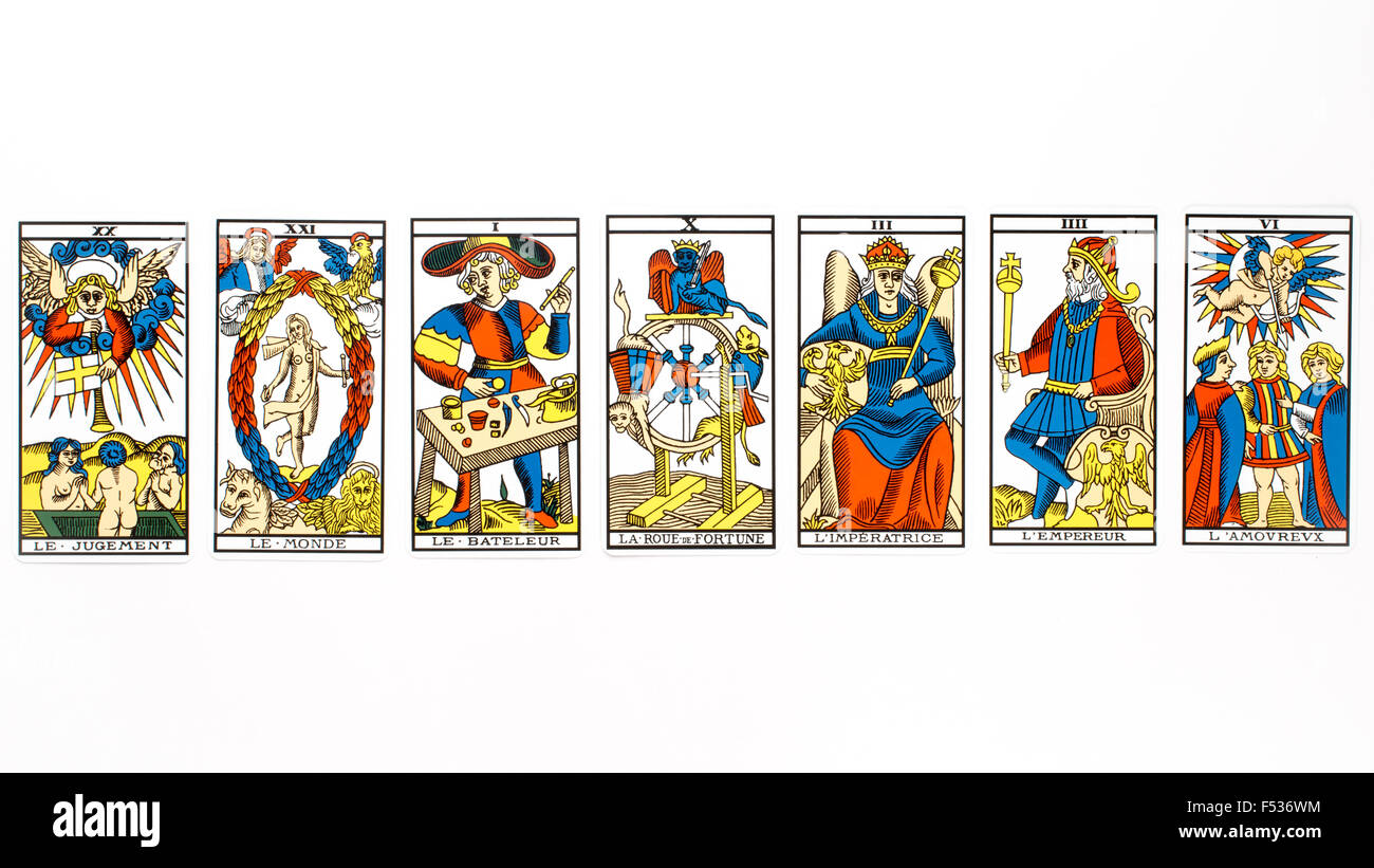Tarot card draw aislado sobre fondo blanco Fotografía de stock - Alamy