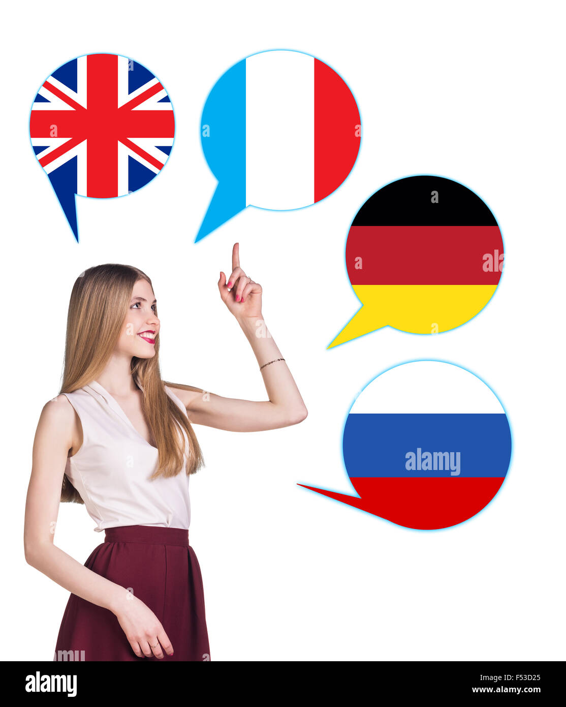 Mujer joven rodeado por burbujas de diálogo con países banderas. Alemania, Gran Bretaña, Rusia, República Checa. Aprendizaje de lenguas extranjeras Foto de stock