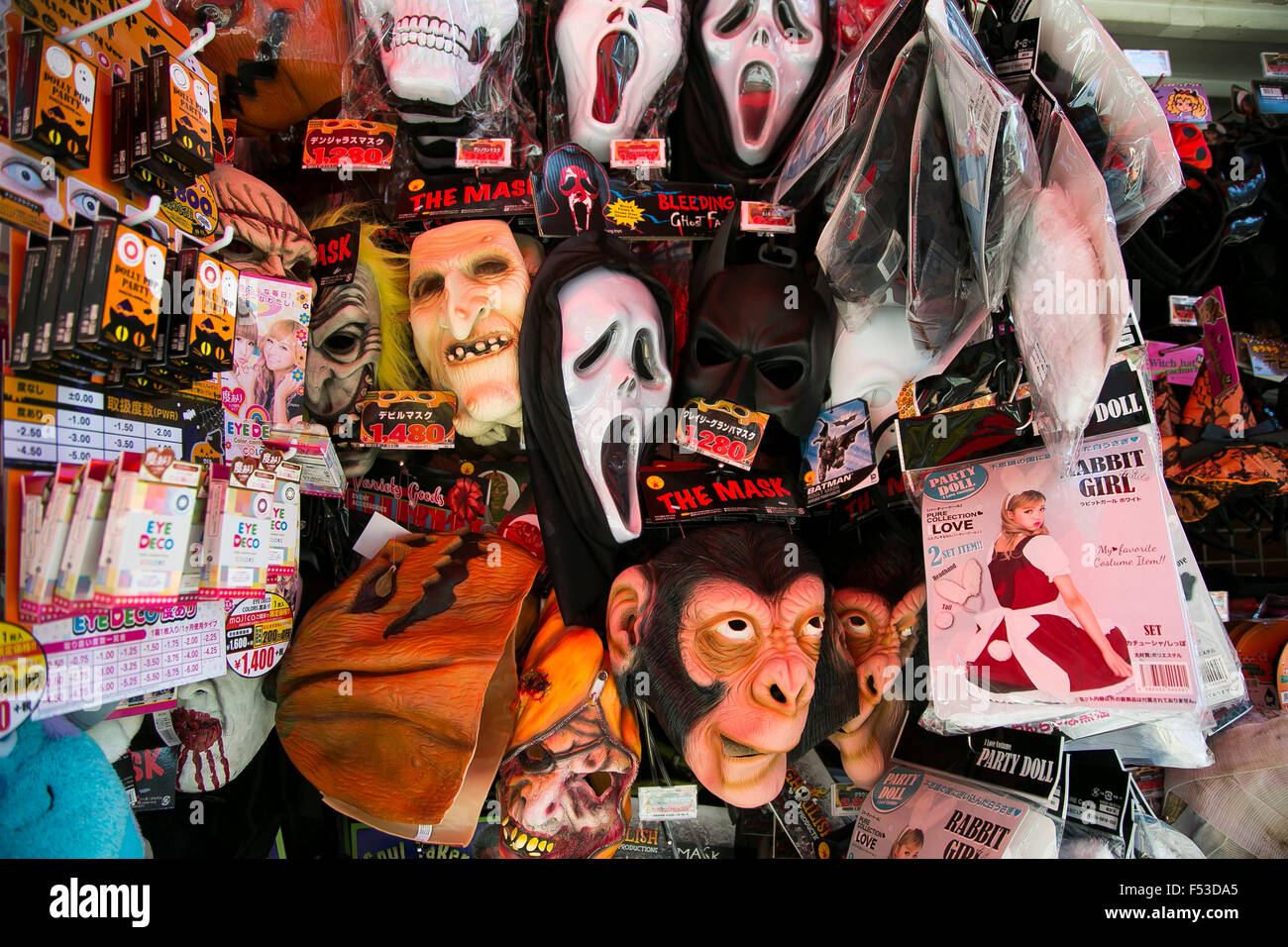 Tokio, Japón. 27 Oct, 2015. Diversos disfraces de Halloween a la venta  fuera de la tienda de descuento Don Quijote en Shinjuku, el 27 de octubre  de 2015, en Tokio, Japón. Antes