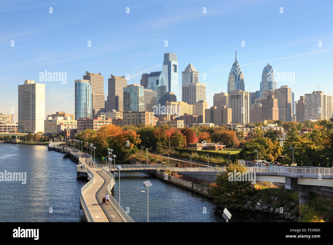 Philadelphia skyline con parque del río Schuylkill Boardwalk, Filadelfia, Pennsylvania Foto de stock