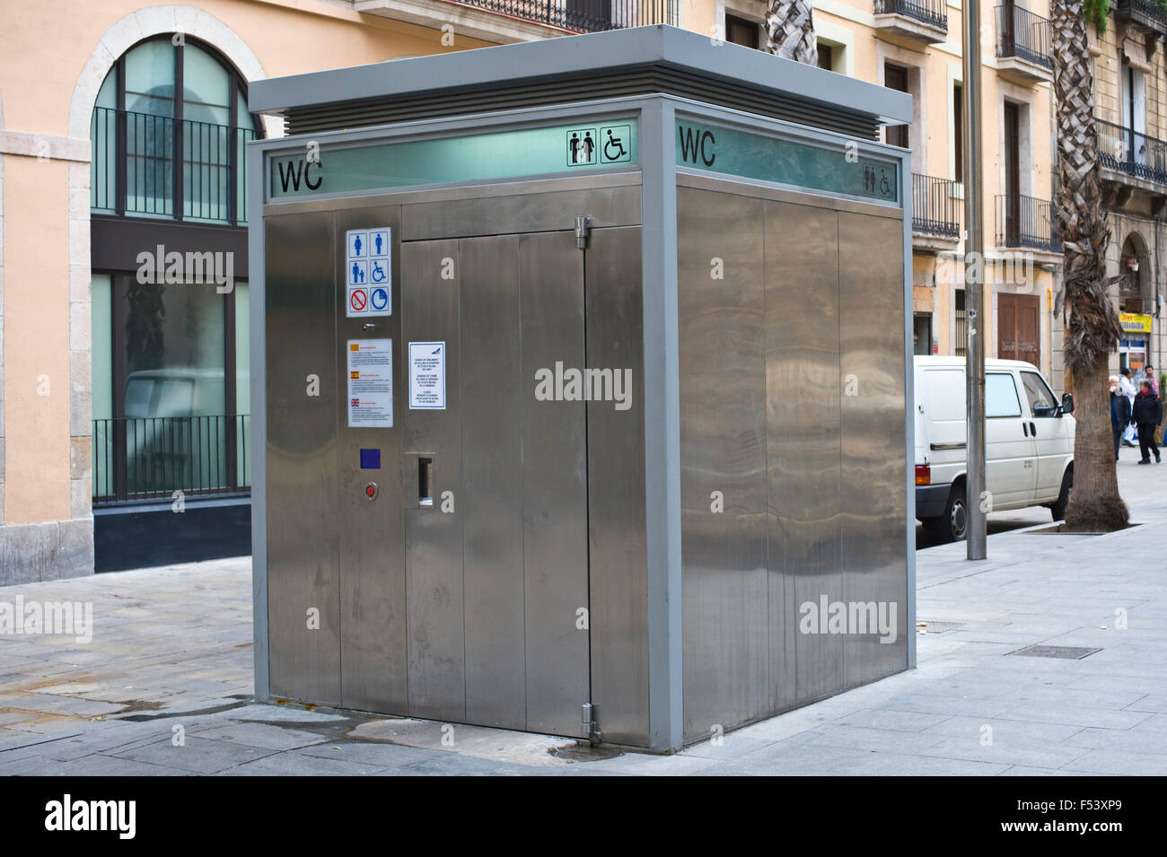 Acero inoxidable baño público en la calle Barcelona Cataluña España ES  Fotografía de stock - Alamy
