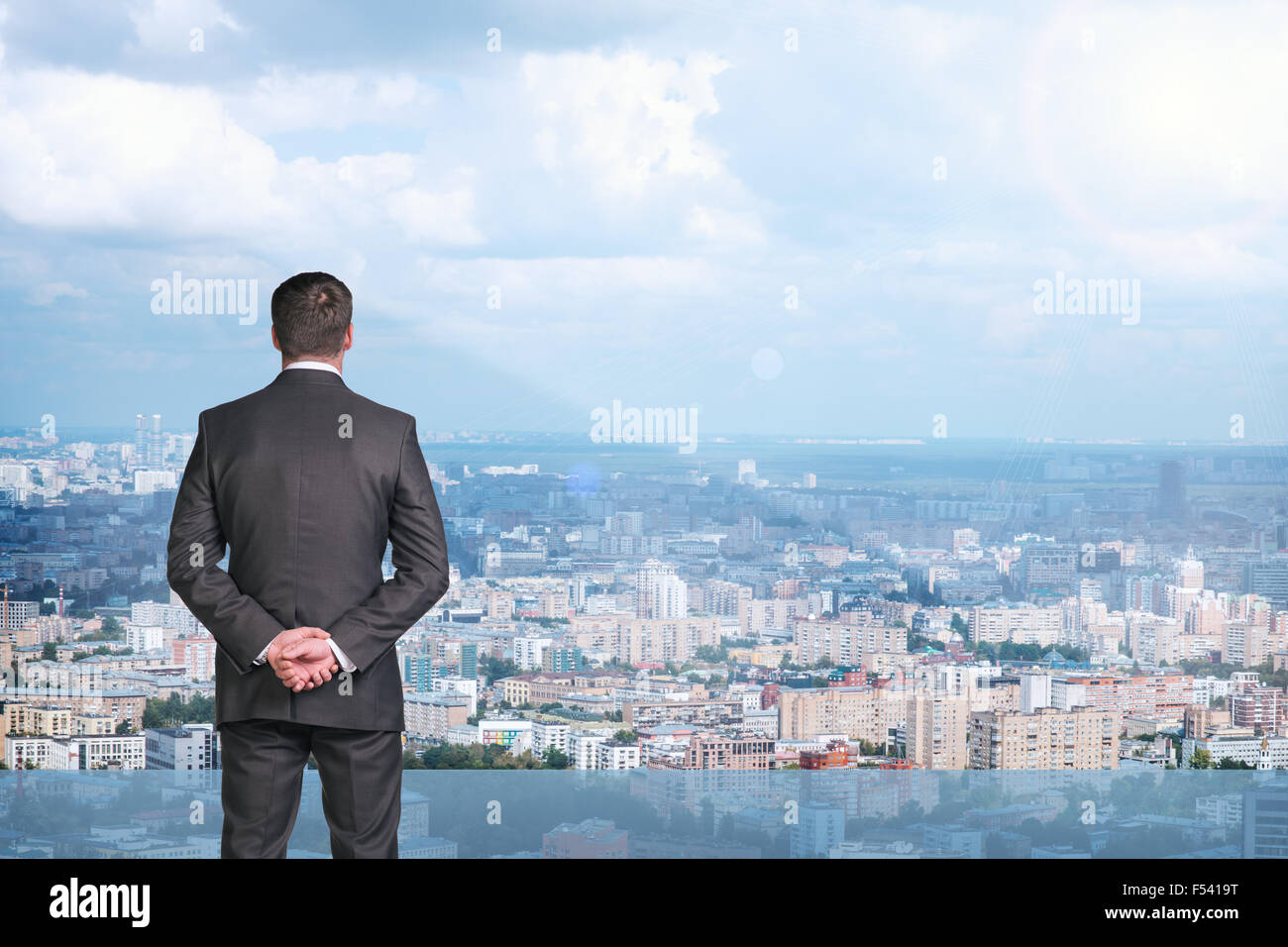 Hombre de negocios en traje de manos cruzadas, vista posterior Foto de stock