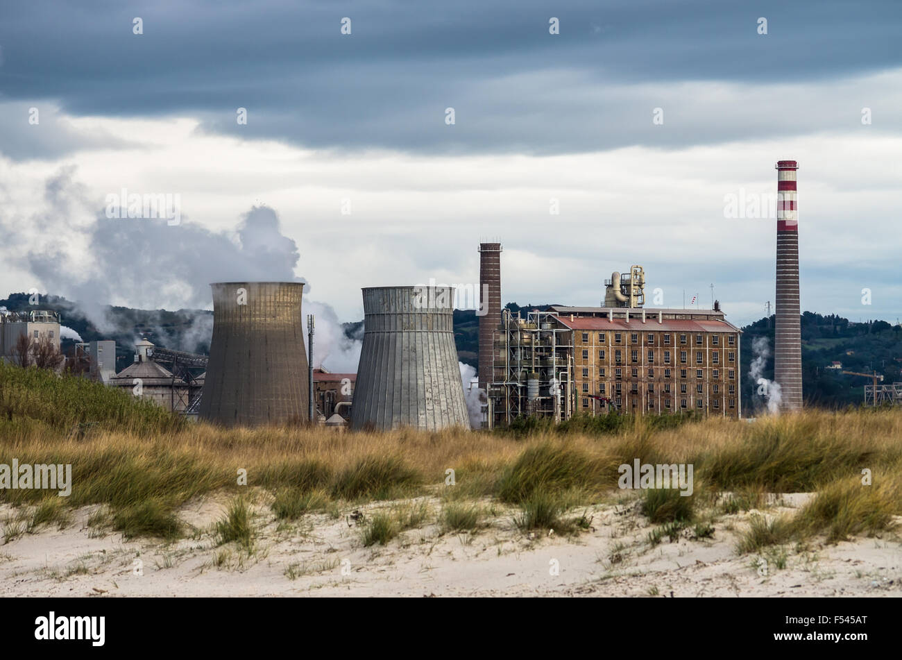 Fumar chimeneas en una fábrica de producción de bicarbonato Foto de stock