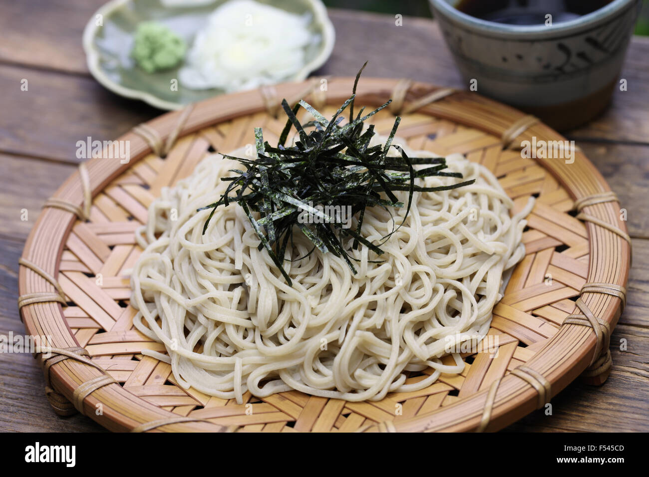 Zaru Soba, fideos topping con nori, comida japonesa Foto de stock