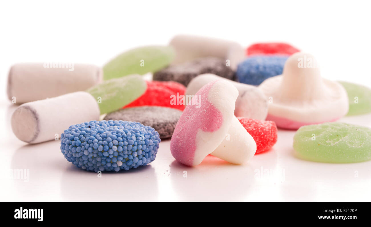 Colorido surtido de dulces en blanco Foto de stock